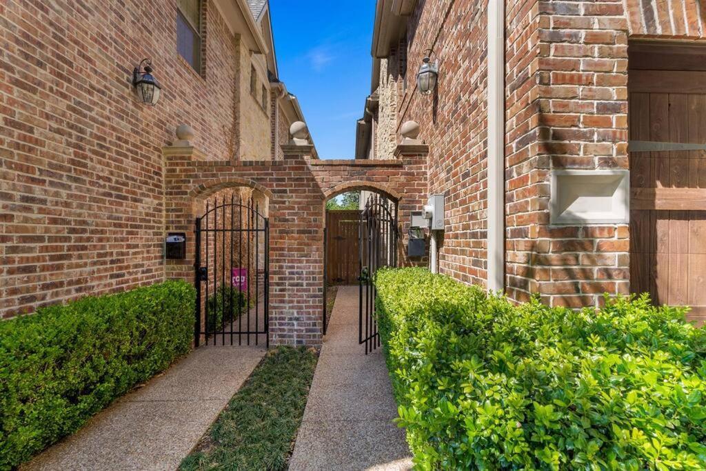 Luxury 4Br Dallas Home With Game Room And Fire Pit Exterior photo